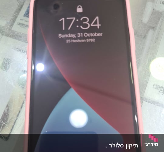 אייפון עם מסך נעילה ותאריך 31 באוקטובר